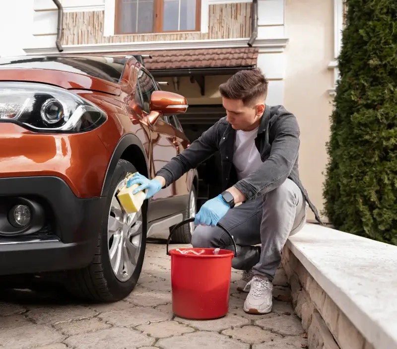 Lavage auto à domicile Saint-Geniès-de-Fontedit : professionnel intervenant sur un véhicule